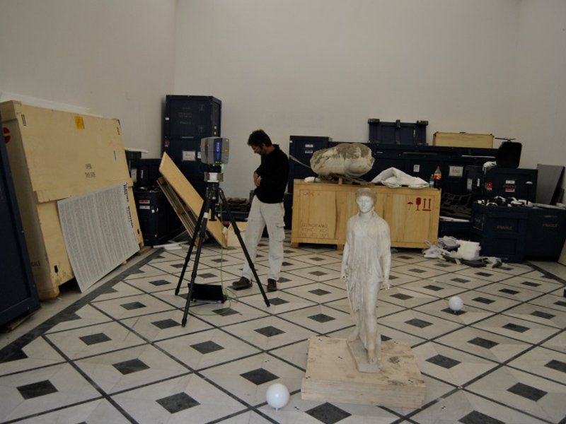 Christian Dietz prepara el escáner laser en el Museo