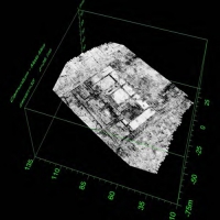 Figura 5. Corte de tiempo horizontal, o mapa de amplitud, elaborado a partir de una serie de radargramas aquiridos con un espaciado de 12cm. Se aprecia la planta de un edificio enterrado (Goodman et al., 2011).